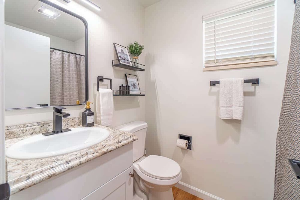 Designer Living Pet-friendly UNR 2BR 1BA