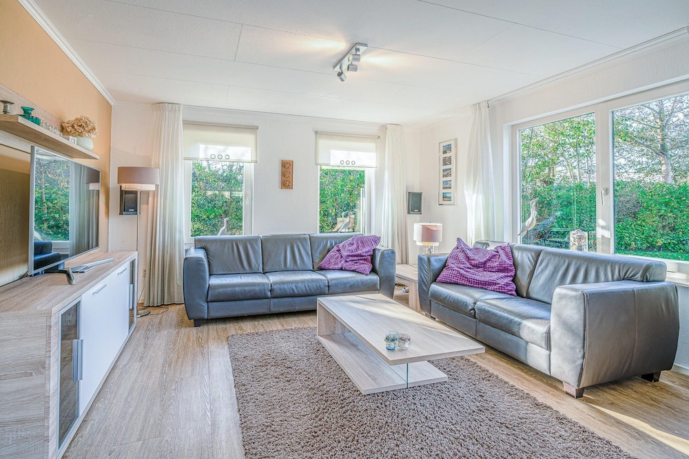 Charming Villa With Spacious Garden on the Water