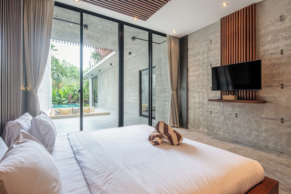 Modern 4BR Canggu Retreat Just 8mins to the Beach