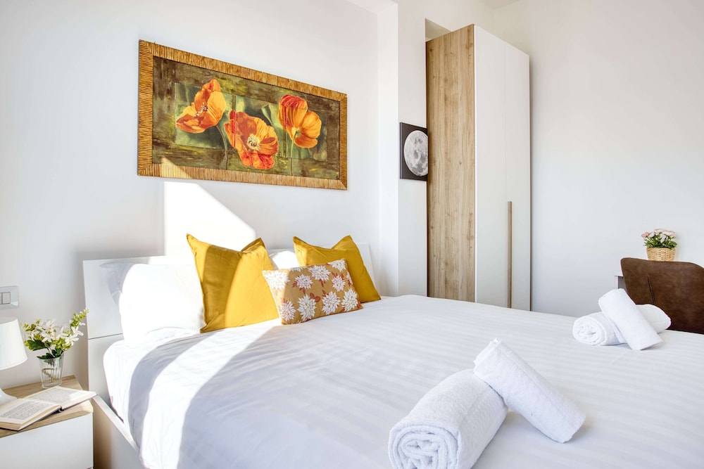 Bright flat near Lambretta Park