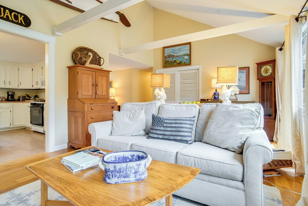 Furnished Deck: Retreat on Mashpee River!