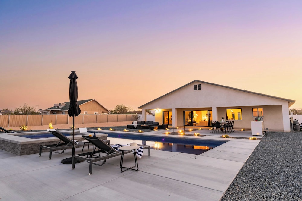 Bocce, Pool+spa, Game Room, Firepit Modern Oasis Yucca Haven by Avantstay