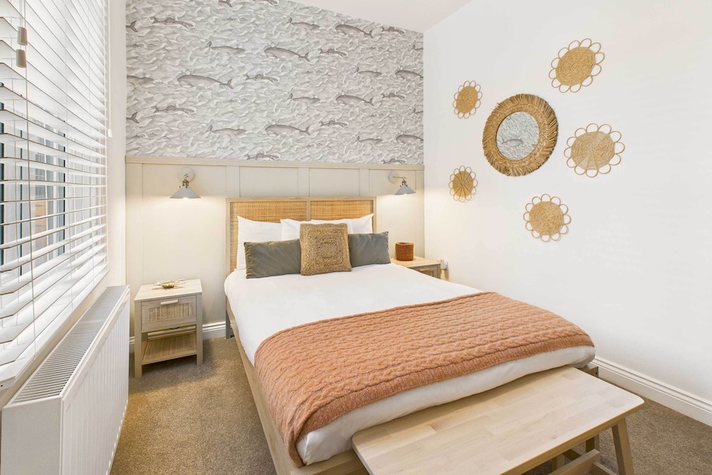 Host Stay Surf Jewel