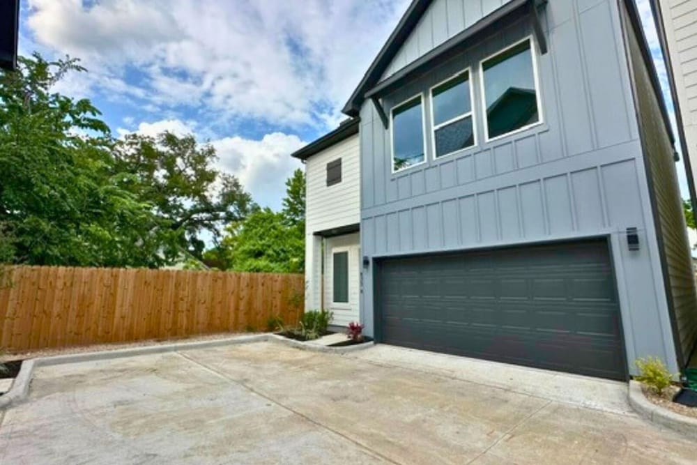 Gated 3BR Home 10 Mins Downtown