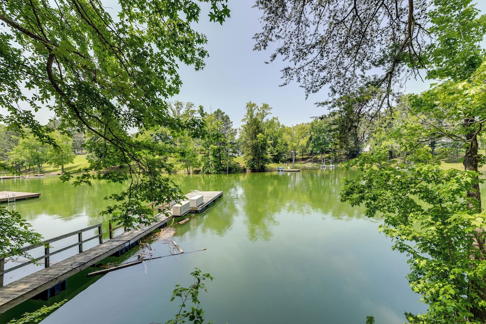 Boat Dock: Family-friendly Douglas Lake Home!