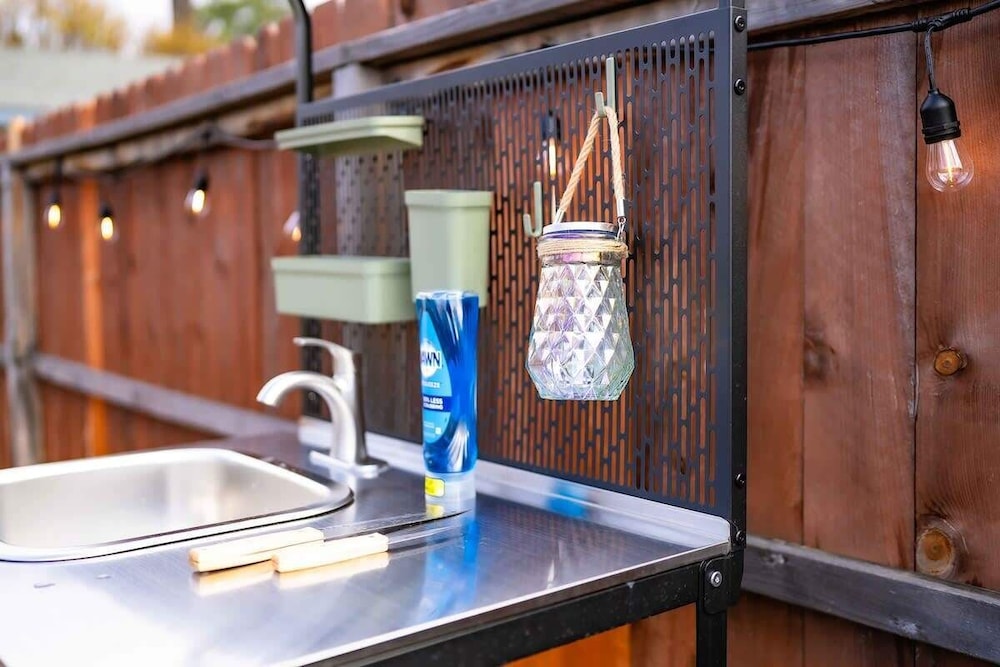 Urban Glamping Oasis: Comfort & Adventure Combined