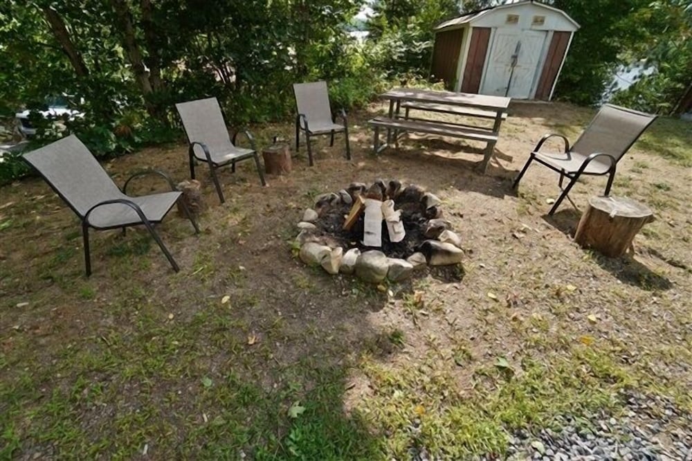 490 Lake St Peter $2100/sum Wk 3 Bedroom Cottage