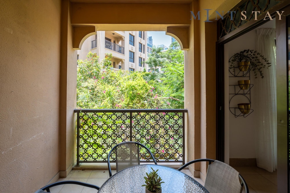 Serene 2BR Overlooking Burj Khalifa