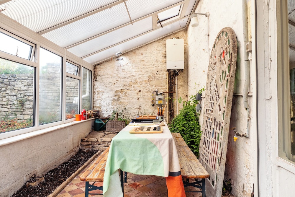 Stunning 8-Bedroom Home in Painswick