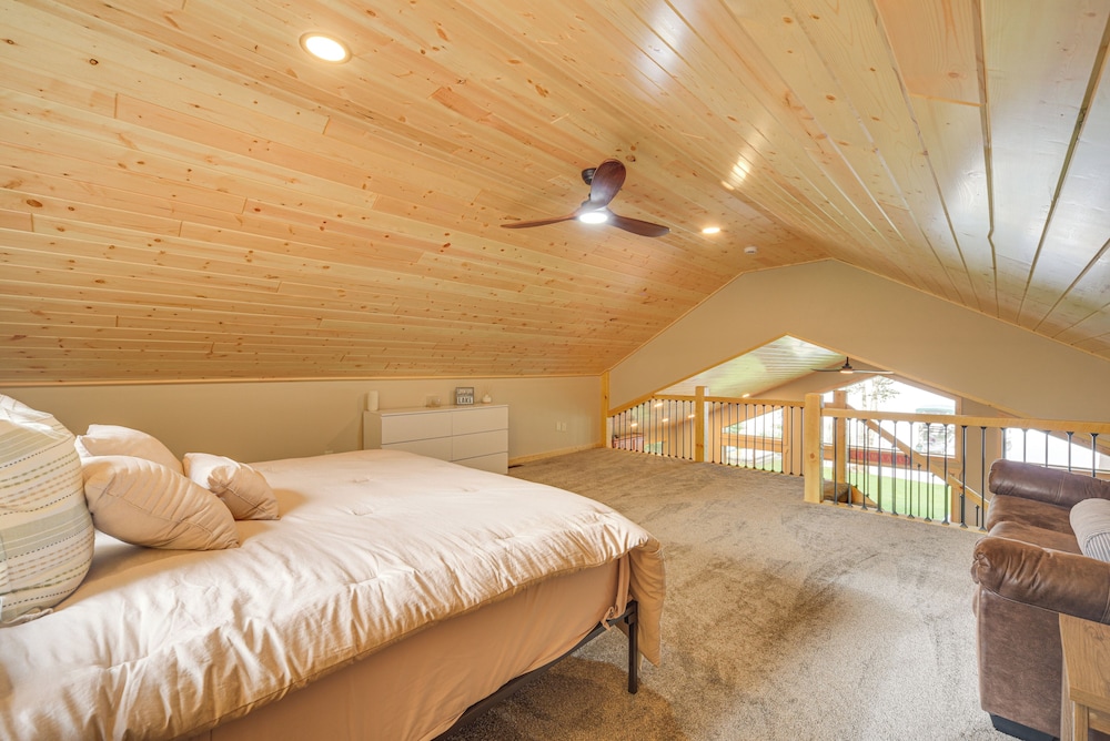 Boat Dock, BBQ & Fireside Fun: Clam Lake Cabin