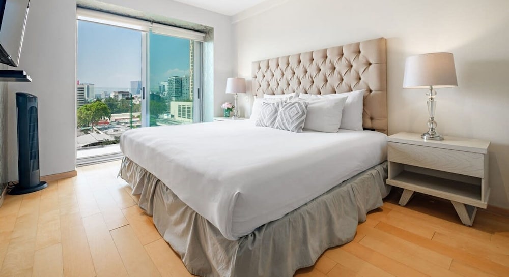 2BR Apartment With Jacuzzi - Pool - City Skyline photo 2