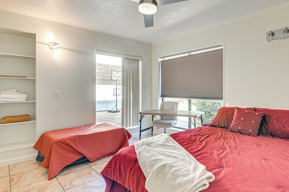 Shop & Explore: Duplex Unit 8 Mi to NRG Stadium!