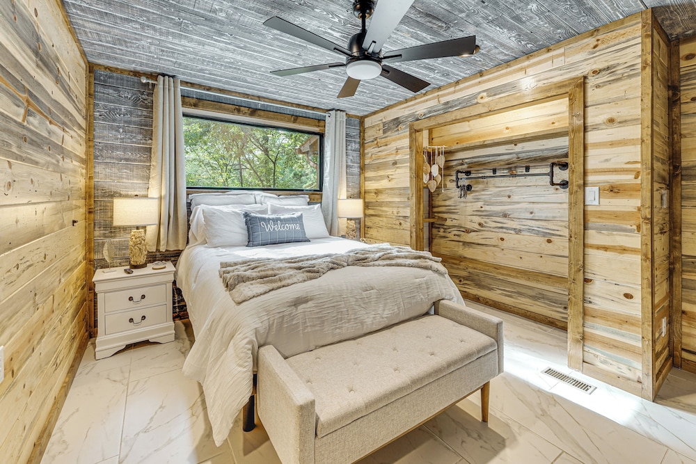 Hike, Fish & Unwind: Cabin w/ Yard in Broken Bow!