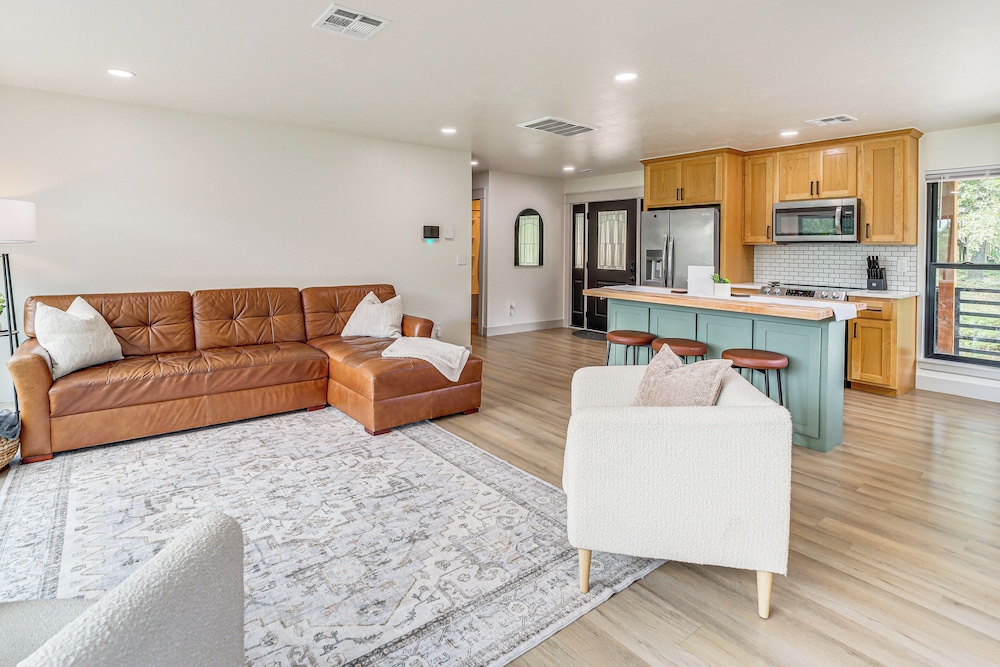 Family Fun! Lake Eufaula Home w/ Wraparound Deck