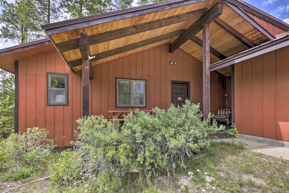 2 Mi to Grand Lake: Cabin w/ Fireplace & Library! view 2