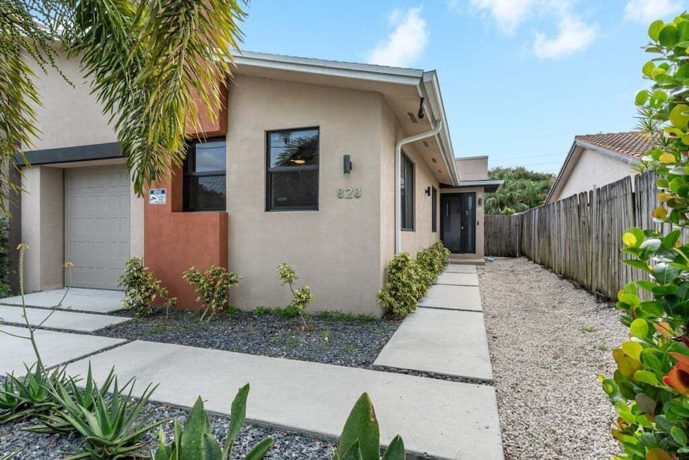 Fox Sonata Downtown Pool House 3 Bedroom Home