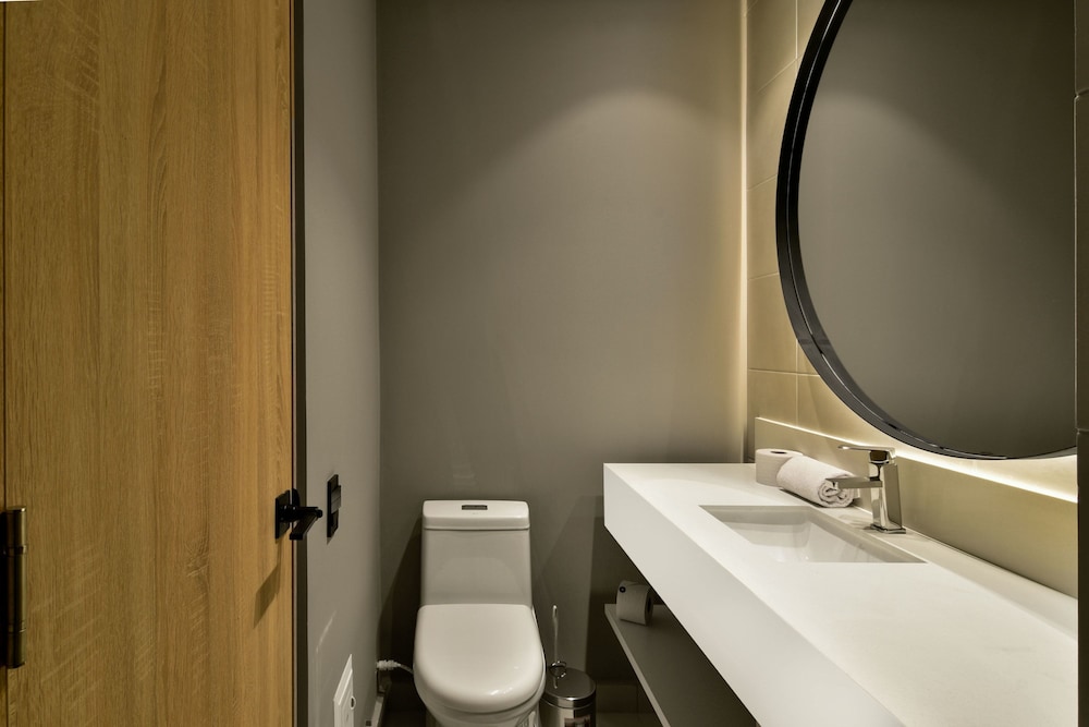 w Resplendent 1BR w Modern Balcony in Unicentro