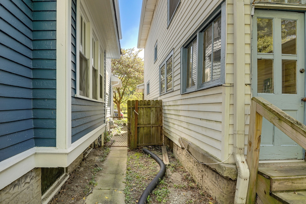 3 Mi to Dtwn Indy: 20th-century Apt w/ Fenced Yard