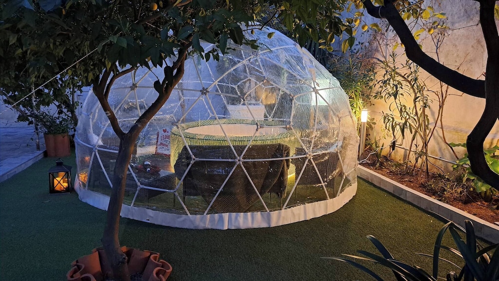 Relax in Elliniko Hidden Gem-vintage Bungalow With Garden and Hot Tub in an Iglo