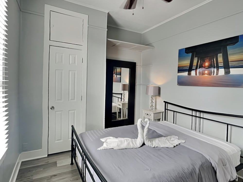 Pleasure Pier Retreat Manor by Ryson Vacation Rentals