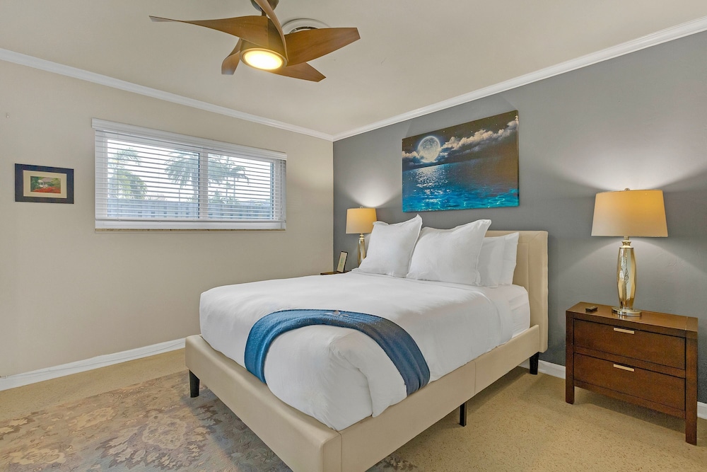Chic 3BR Sanctuary Steps From The Drive Paradise