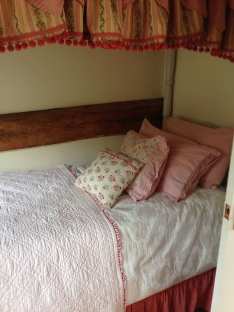 15th Century 6-bed Farmhouse, Sleeps 11, Pets Ok view 2