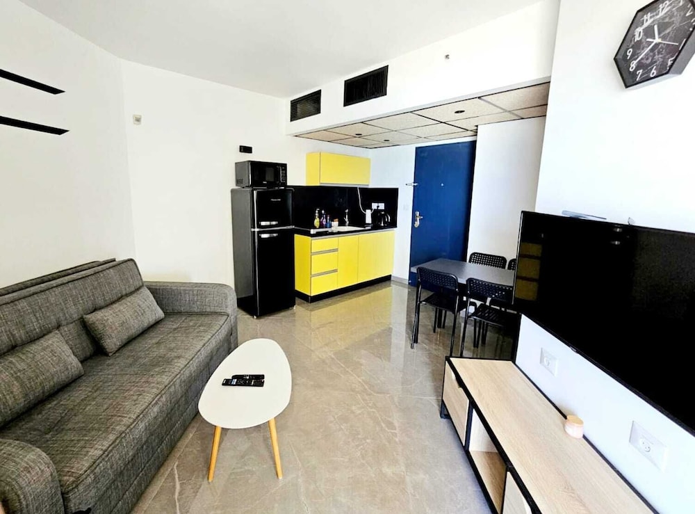 SHaYaSH apartments Leonardo Bat-Yam view 2