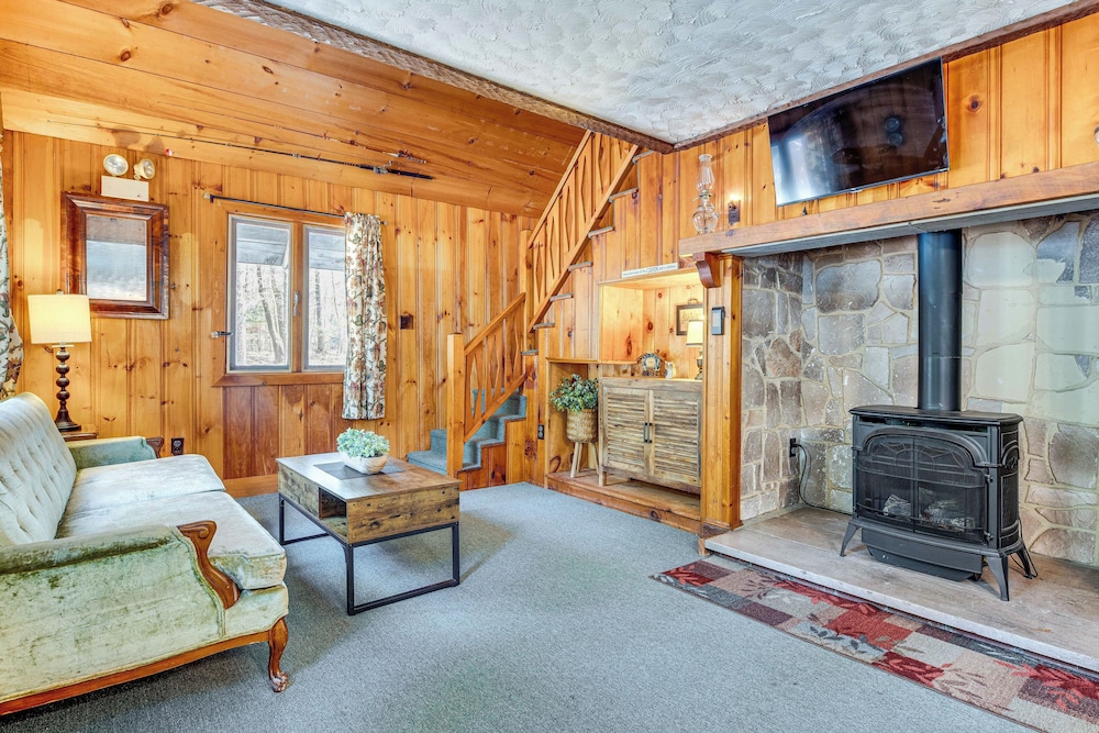 2 Mi to Ossipee Lake: Forest-view Sanctuary!