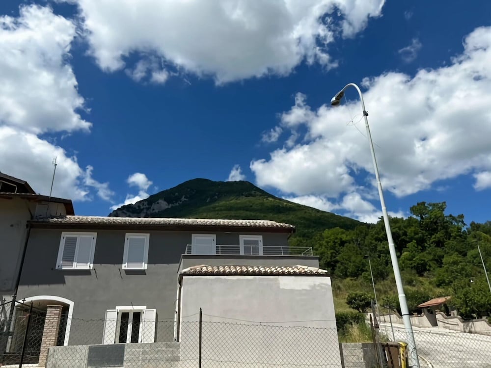 Apartment in Esanatoglia Near Apennines Trails