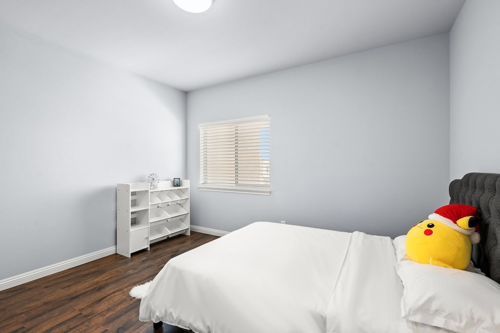 Modern Spacious Home Bright Family Group Friendly