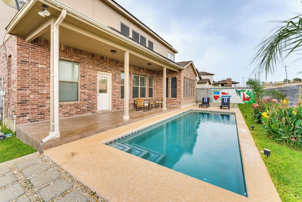 7 Mi to Lake Casa Blanca: Laredo Family Home!