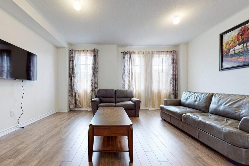 Elegant 3-bedroom House - Bowmanville view 4