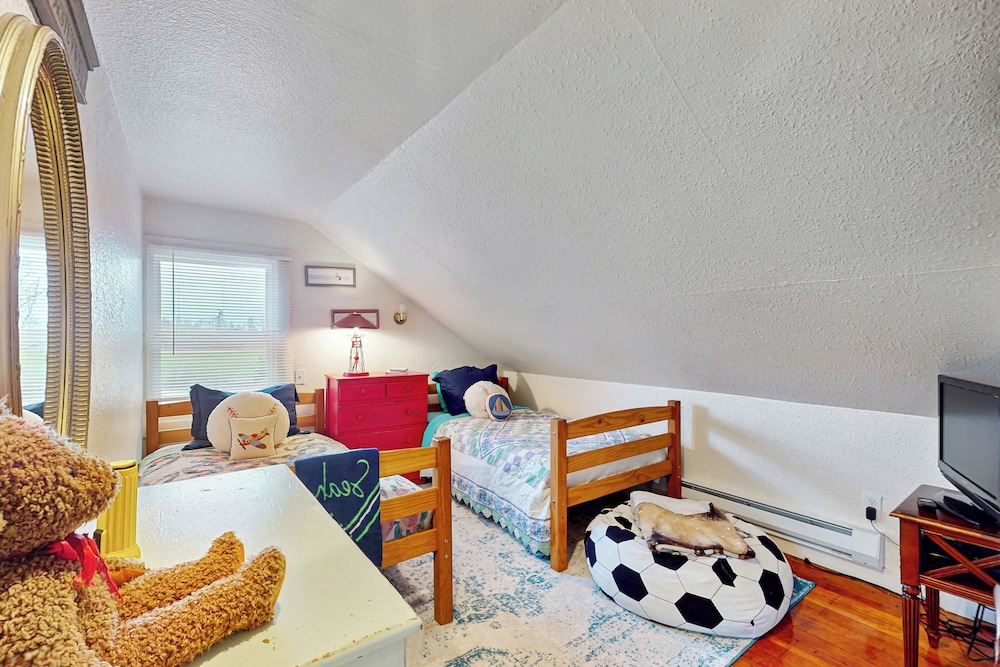 3 BR Cozy Cottage: w/ Hot Tub & Wifi