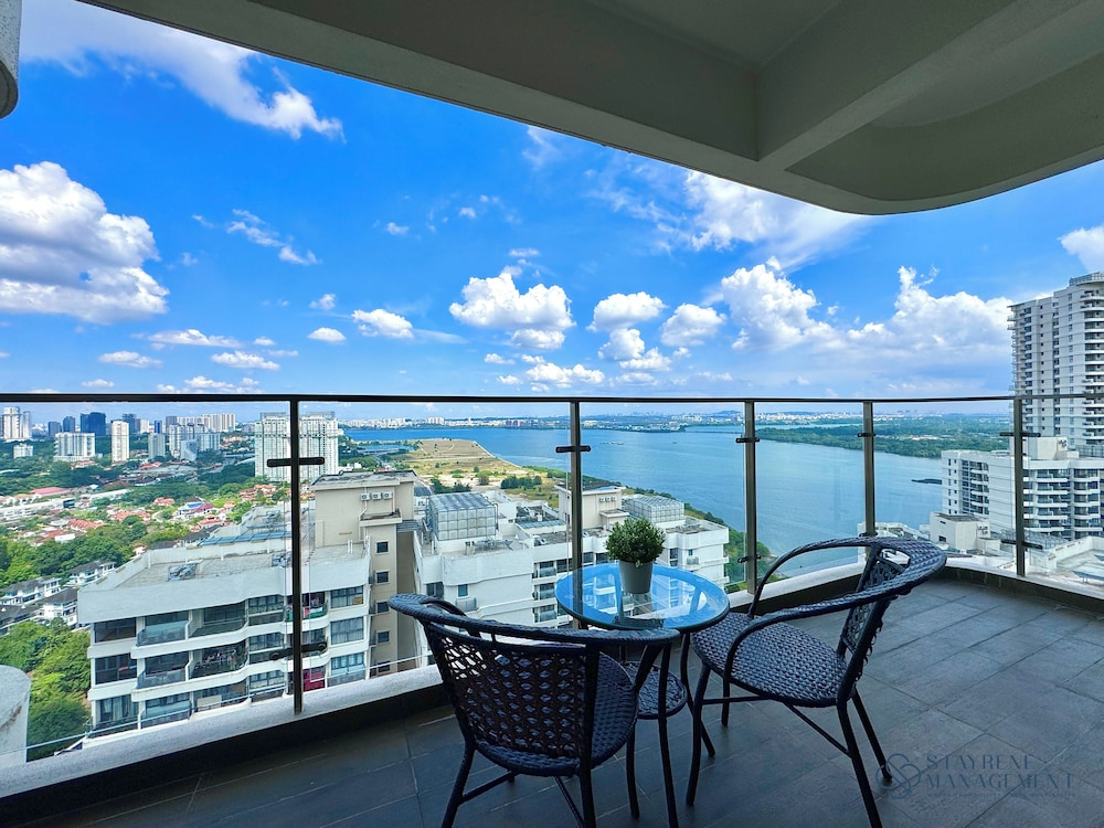 Country Garden Danga Bay Sea View Homestay by Stayrene