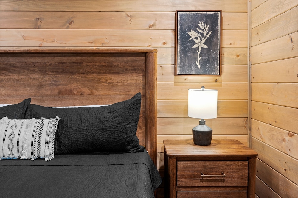 Talkin' Tennessee 3 Bedroom Cabin by RedAwning view 4