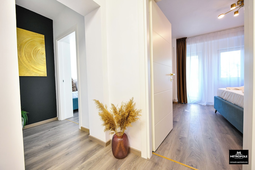 Metropole Apartments Central City