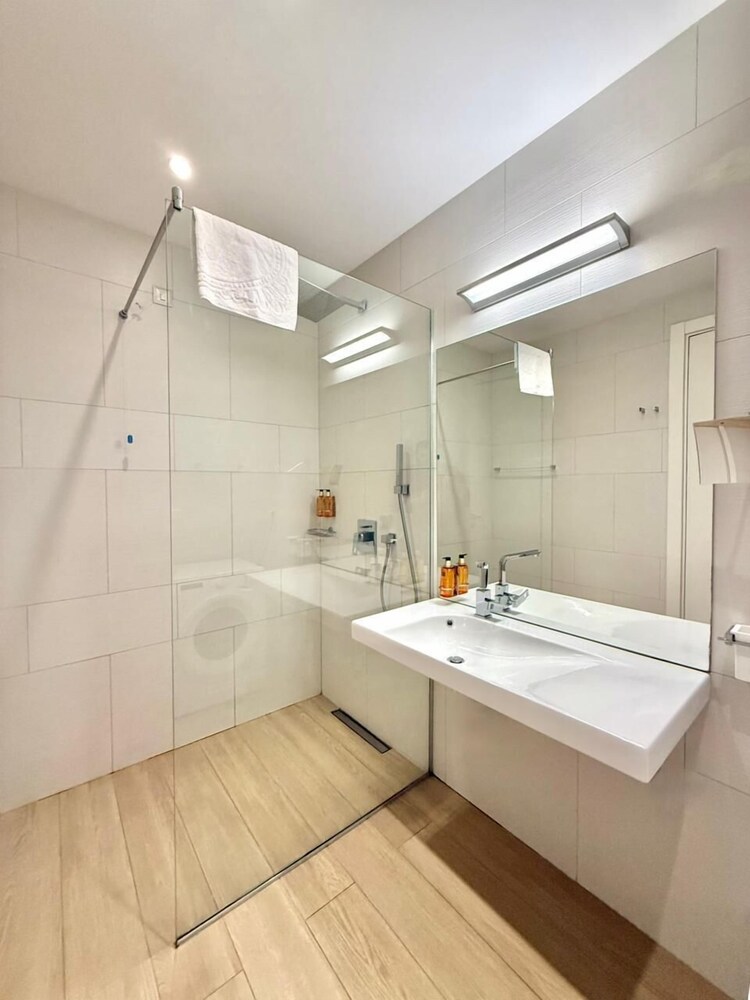 Condo Studio Plaza