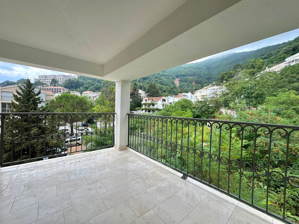 Sunny Bay Apartments