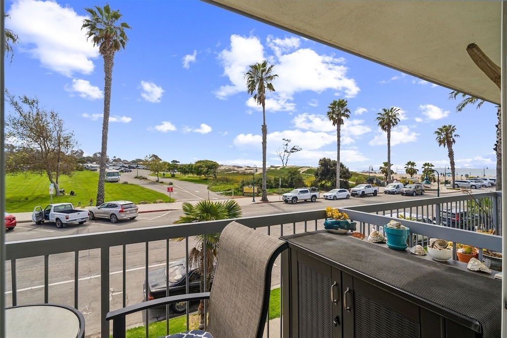 Beautiful 1 Bed Beach Balcony Condo #207 1 Bedroom Condo by Sunset Shores Condominiums