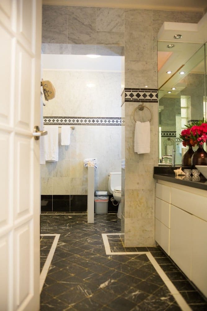 Deluxe Suite Deluxe Suite - Kitchenette- Walk to Marriott Beach