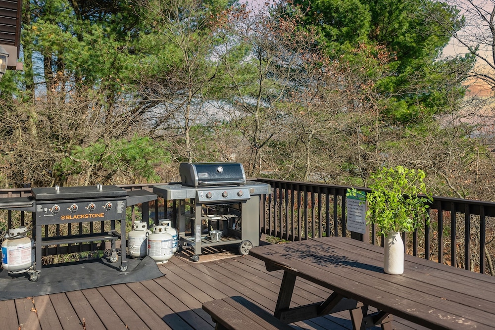 Lake View Chalet by Avantstay Lake Access Deck