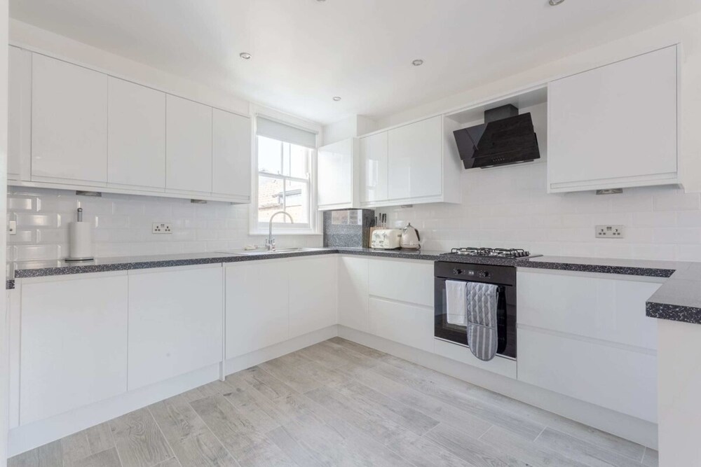 Stunning 3 Bedroom 2 Bath in Fantastic Location