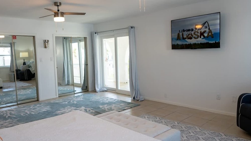 Fun Retro Island Vibe Sleeps 17 Beach 1 Block 4 Bedroom Home