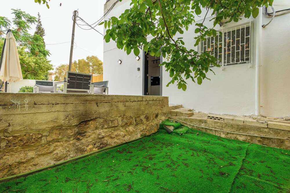 Indigo 1-BR Apt W Terrace in Batroun