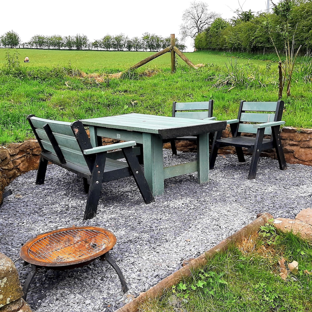 1 Double Bedrooms Cottage view 5