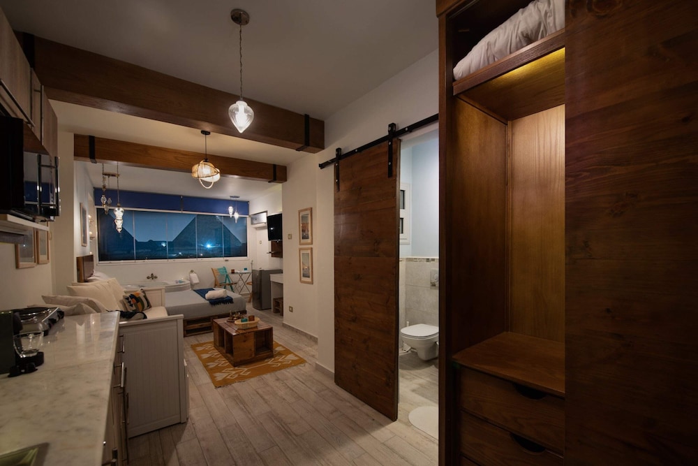 Jacuzzi Studio @ The Pyramids Free Airport Pickup
