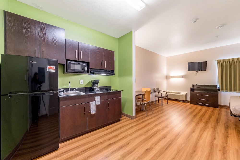 San Antonio Vacations - Super 8 by Wyndham Kenedy - Property Image 15