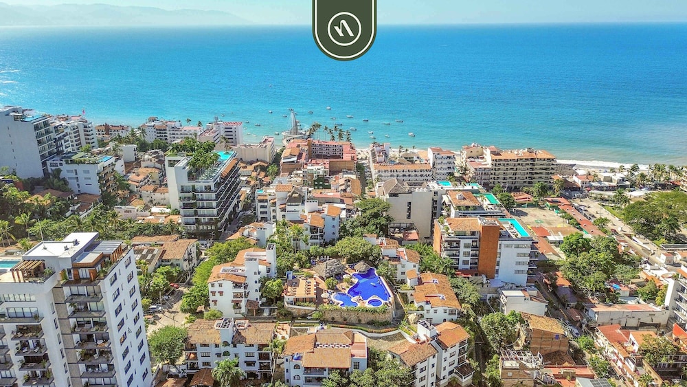 Stylish 2 BR Condo in Romantic Zone - Rooftop Pool