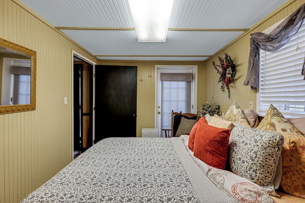 Riverside Serenity: A Picturesque Retreat 2 Bedroom Cottage by RedAwning view 5