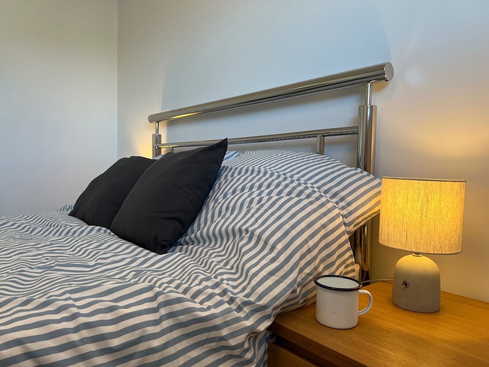 Beach Chalet - 2 Bedrooms - 4 Guests - Parking